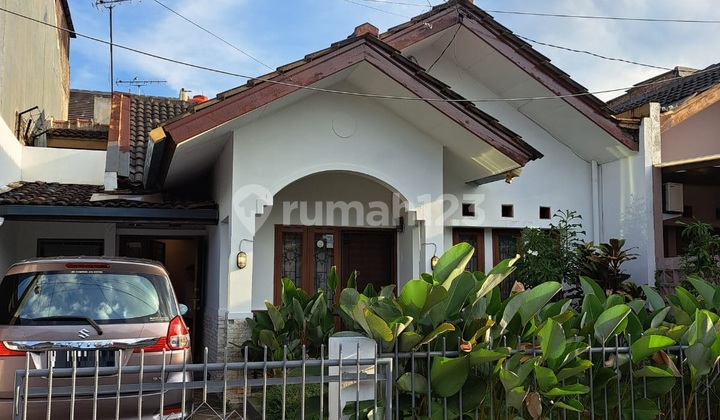 Quick sale of a well-maintained, strategic, serene house in Antapani, Bandung City. 2