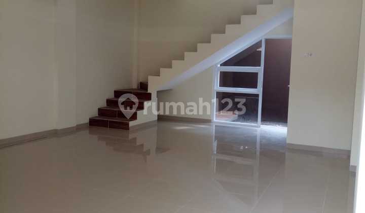 For rent, a highly strategic shop house on the main road in Arcamanik, Bandung City.