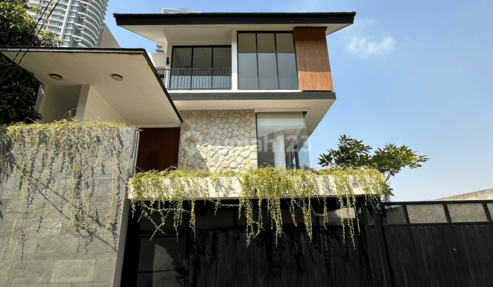 Rumah Baru 3 Lantai Desain Modern Tropis Dengan Kolam di Kemang 2