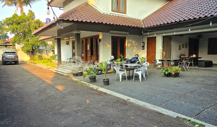 Rumah Klasik 2 Lantai di Belakang Mall Citos Jaksel