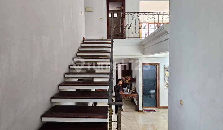 Jual rumah 2 lantai dalam kompleks area senayan 2