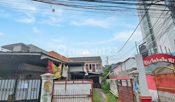 Old House Counts Land in Gandaria Selatan Old House Counts Land in Gandaria Selatan
