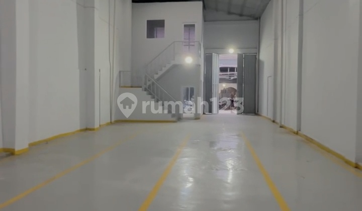 Gudang Sewa Kalideres, Ada Kantor 2 Lantai, Muat Container 20 Feet