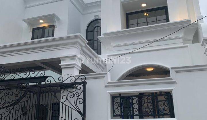 Dijual Rumah Mewah Terdapat Kolam Renang di Joglo 1