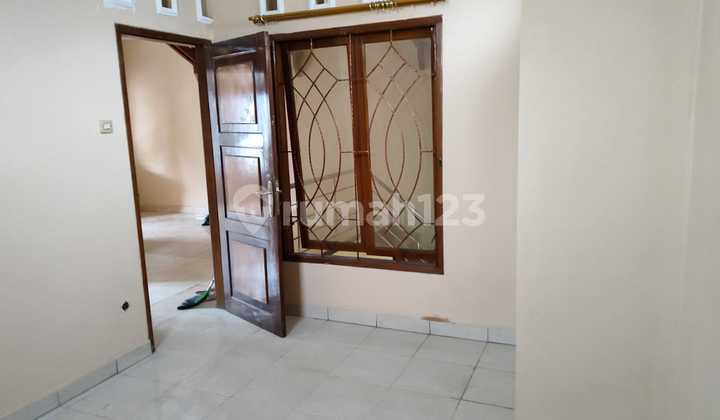 Di Sewakan Rumah 2 Lantai Akses Jalan 1 Mobil Dekat B R I Sadang Serang - Sadang Serang Bandung 2