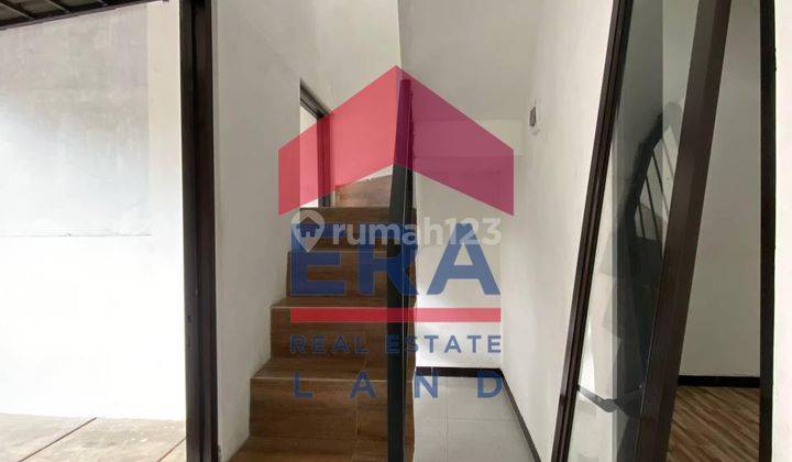 Rumah 2 Lantai SHM di Perumahan De Royal Nirwaja, Malang 2