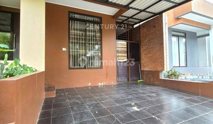 tampak depan rumah dalam cluster discovery bintaro