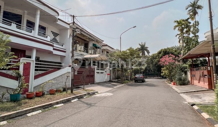 Rumah 2 lantai di Puri Indah kembangan lokasi strategis area CBD Jakarta Barat