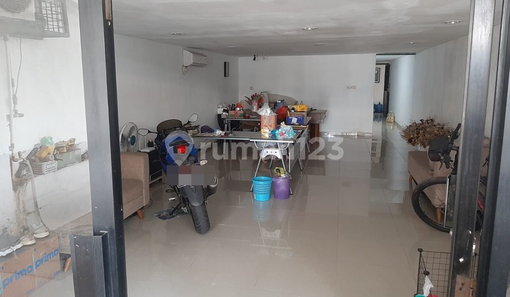 Quick Sale, 2.5-Storey Semi-Furnished Shophouse Ready to Use in Sunter Paradise