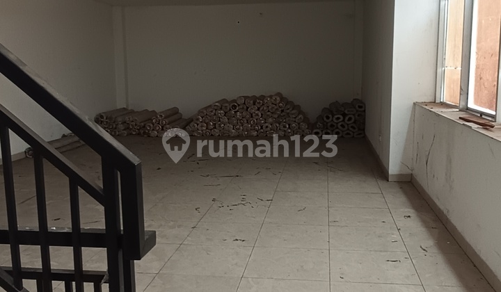 Sell Fast, 3-Storey Warehouse Flood-Free in Bizpark Cakung Sell Fast, 3-Storey Warehouse Flood-Free in Bizpark Cakung