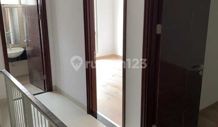 For Sale Fast 3-Story Golf Island House - Strategic Location