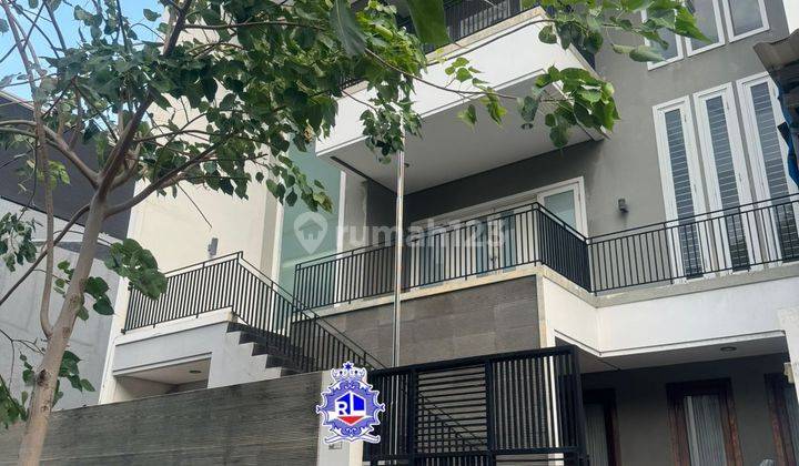 Dijual Rumah Minimalis 3 Lantai Semi Furnish, di Grisenda 1