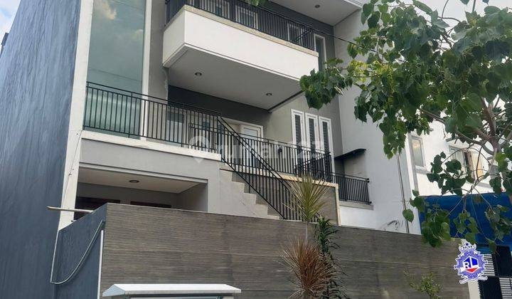 Dijual Rumah Minimalis 3 Lantai Semi Furnish, di Grisenda 2