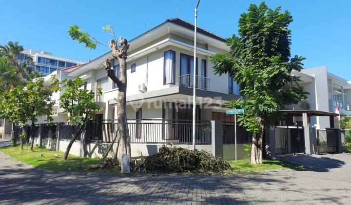 Disewakan Rumah 2 Lantai Hook Siap Huni Furnish di Graha Family, Surabaya Barat 1