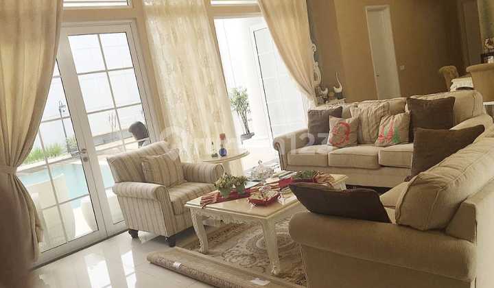 For Sale Luxury House with Pool in the de Park BSD City Area 2