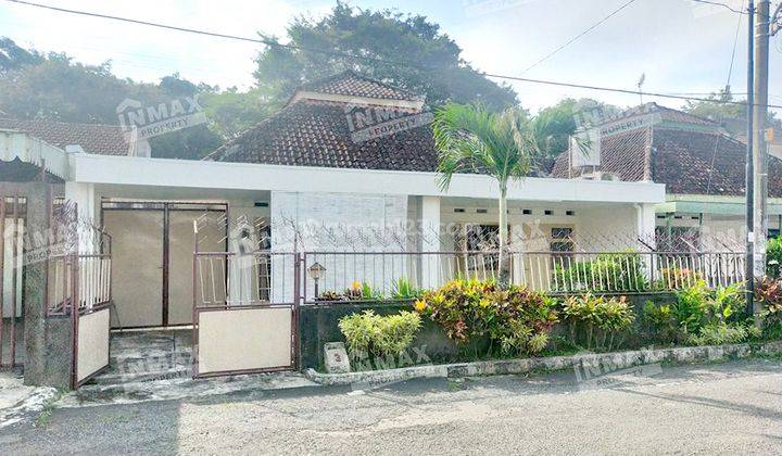 Rumah Kuno Bagus Semi Furnished SHM Pulau Pulau, Malang 1