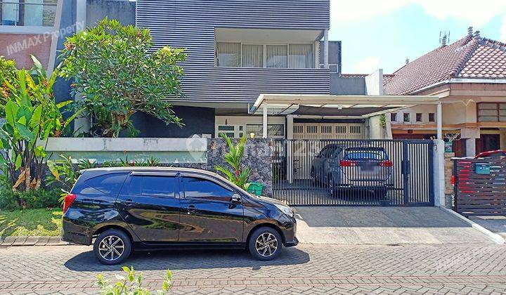 Rumah Mewah 2 Lantai Bagus Furnished SHM di Istana Dieng, Malang 1