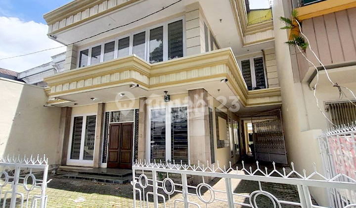 For Rent Large House, 3-Story Building, Strategic Location on Letjen Sutoyo, Malang