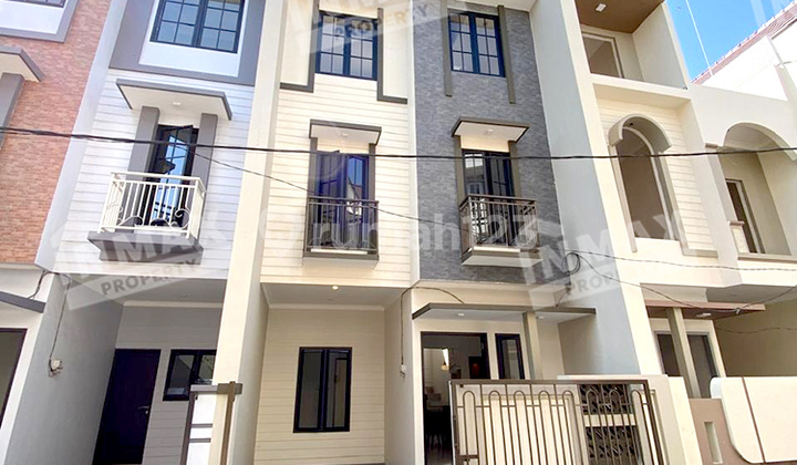 Rumah Baru, Furnished Bangunan 3 Lantai Lokasi Daerah Ikan-Ikan, Blimbing, Kota Malang