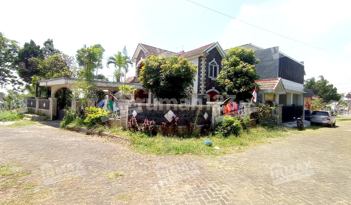 Rumah Pojok, Luas, Bangunan 2 Lantai Lokasi Di Tidar Villa Estate, Malang