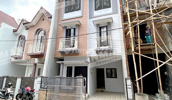 Rumah 3 Lantai Baru Unfurnished SHM di Royal Piranha, Malang 1