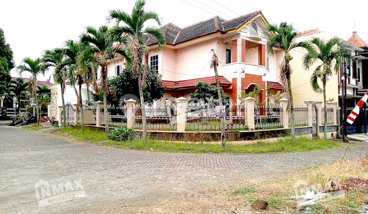 Rumah Pojok, Bangunan 2 Lantai Lokasi Griyashanta Suhat