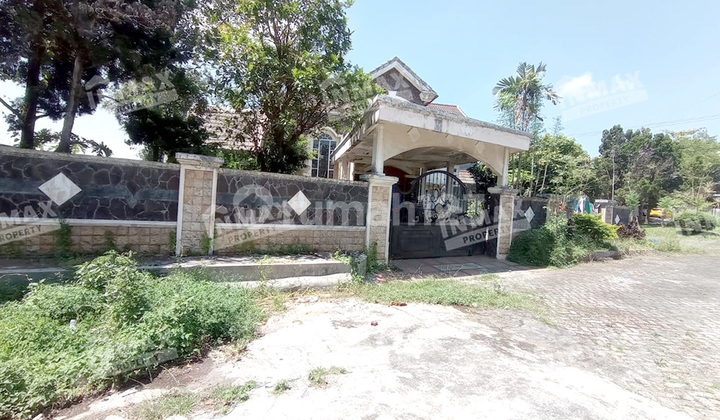 Corner House, Spacious, 2-Storey Building Located in Tidar Villa Estate, Malang 2