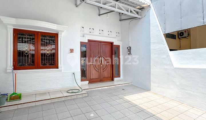 Ready-to-occupy Sunter house 6x18, located near Sunter Mall with convenient access. 2