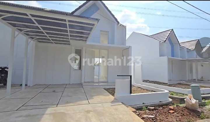 Ready-to-Occupy House with Large Land in Talaga Bestari Tangerang 2