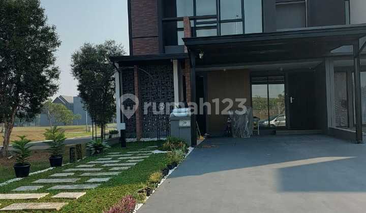 Rumah Cantik Rapi Terawat Siap Huni di Suvarna Sutera Halaman Depan Luas