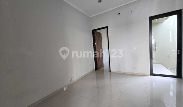 Sewa Rumah 2 Lantai Murah Bersih Siap Huni di Suvarna Sutera 2