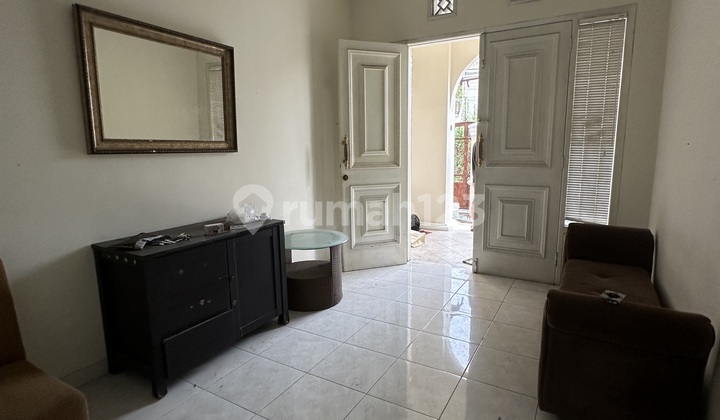 TENGGILIS UTARA RUMAH 2 LANTAI SEMI FURNISH ADA 4+1 KAMAR TIDUR ROW JALAN 3 MOBIL, HANYA 2 MENIT KE EXELCSO JEMURSARI 2