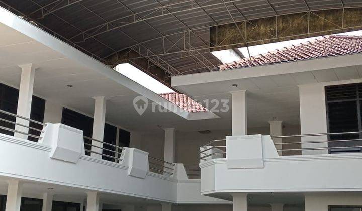 RUMAH PUSAT KOTA JALAN KUTAI KELURAHAN DARMO DIMENSI 15X52 METER ADA 7KAMAR TIDUR 1