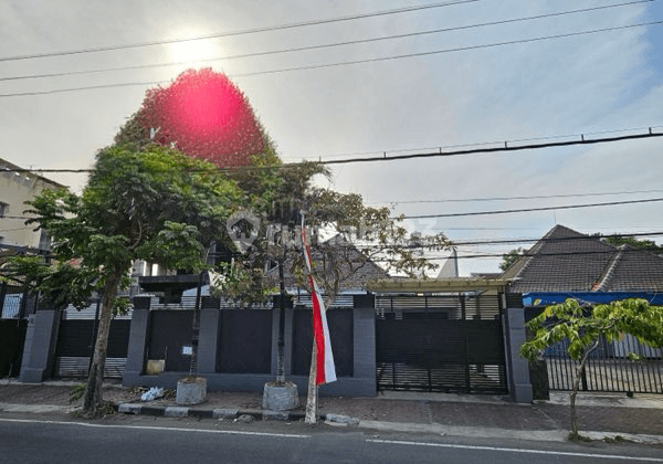 RUMAH PUSAT KOTA JALAN KUTAI KELURAHAN DARMO DIMENSI 15X52 METER ADA 7KAMAR TIDUR 2