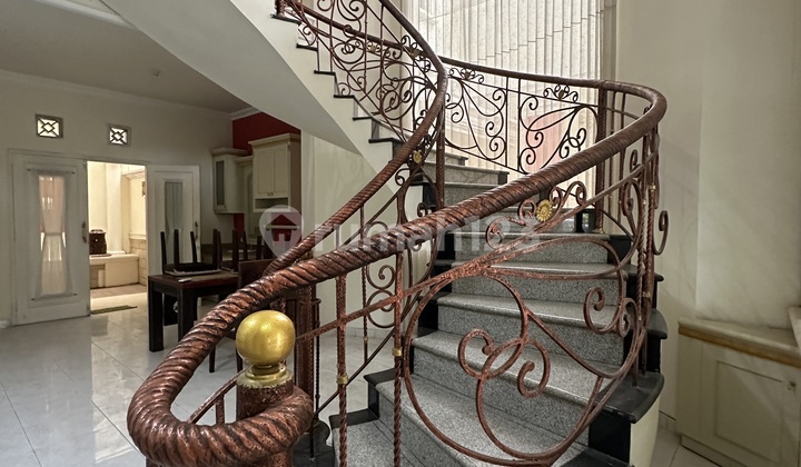 TENGGILIS UTARA RUMAH 2 LANTAI SEMI FURNISH ADA 4+1 KAMAR TIDUR ROW JALAN 3 MOBIL, HANYA 2 MENIT KE EXELCSO JEMURSARI TENGGILIS UTARA RUMAH 2 LANTAI SEMI FURNISH ADA 4+1 KAMAR TIDUR ROW JALAN 3 MOBIL, HANYA 2 MENIT KE EXELCSO JEMURSARI