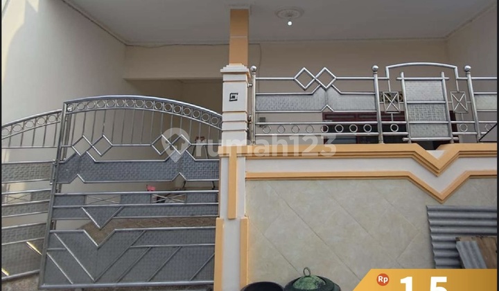 A two-story house in Ngagel Mulyo, 8x20 meters wide, with 5 bedrooms, located in front of a field.