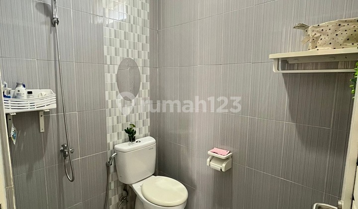 Puri Safira Grand Shanaya in Gresik, 2 floors, 2 bedrooms, beautifully furnished, in front of the pool. 2