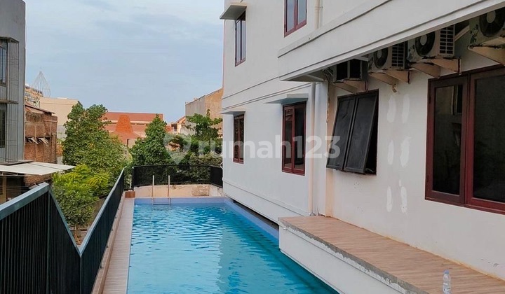 Kost Eksklusif 72 Kamar Tidur &Kamar Mandi Dalam Dimensi 18X30 Meter Bangunan 4 Lantai 2.500M2 dengan Pool Kost Eksklusif 72 Kamar Tidur &Kamar Mandi Dalam Dimensi 18X30 Meter Bangunan 4 Lantai 2.500M2 dengan Pool