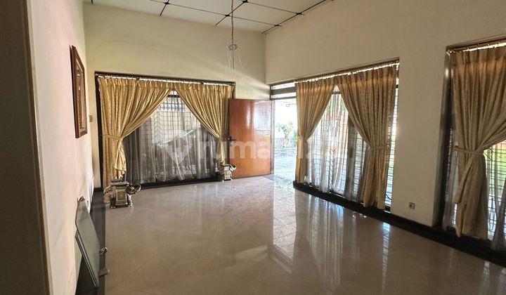 Rumah dengan Taman Luas di Walikota Mustajab dekat Grand City Mall luas 689m2 ada 3 kamar luas 2