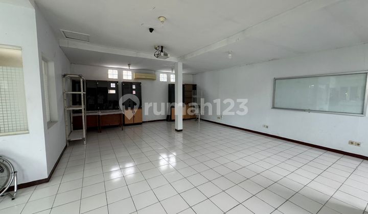 Dijual Rumah Usaha Graha Asri Ngagel ex kantor lebar7x20 meter, 3 lantai Parkir mudah