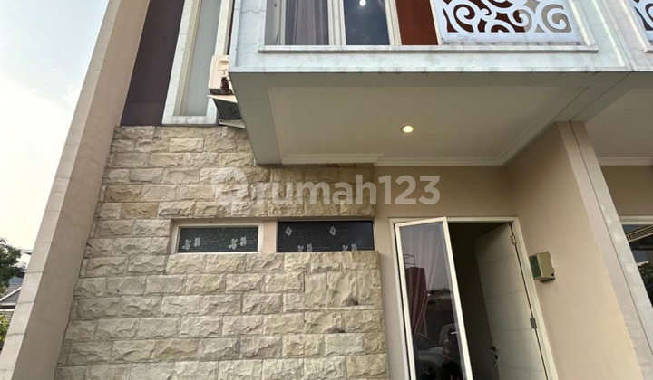 Puri Safira Grand Shanaya menganti gresik 2lantai ada 2KT furnish cantik, depan Pool