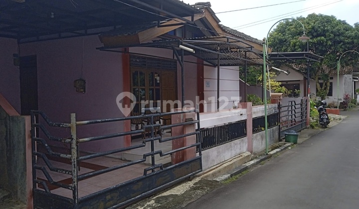 Tanah Bonus Bangunan Rumah Yang Masih Terawat Di Jakal Km 10