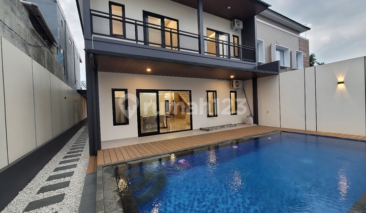 Rumah Mewah Baru W/ Swimming Pool, Di Purwomartani Sleman