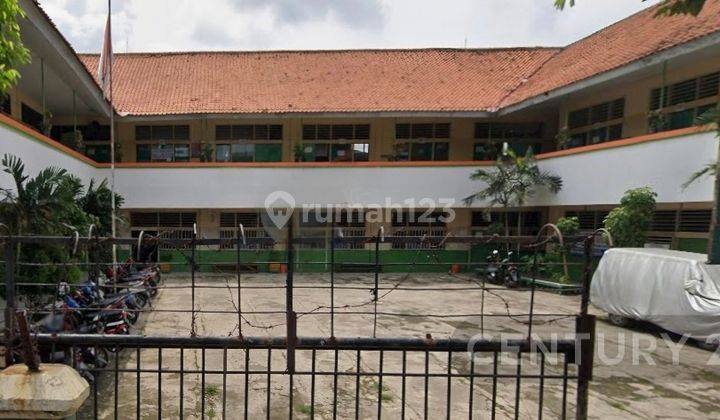 Gedung Sekolah Masih Aktif Di Dekat I Gusti Ngurah Rai Cakung 1