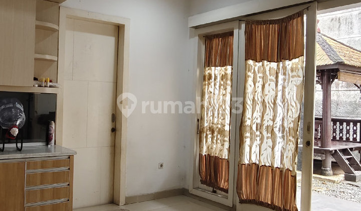 Comfortable 2.5-Story House, Strategic Location in Cempaka Putih, Central Jakarta 2
