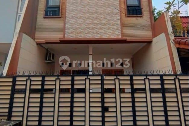 Dijual Rumah 2,5 Lantai Siap Huni Minimalis di Rawamangun Jakarta Dijual Rumah 2,5 Lantai Siap Huni Minimalis di Rawamangun Jakarta