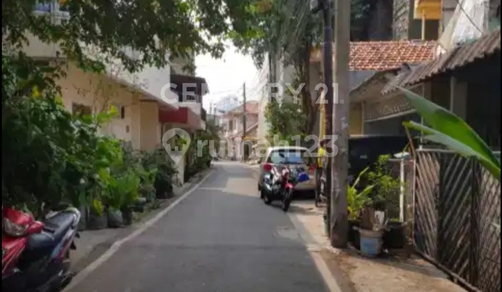 RUMAH DI CEMPAKA PUTIH TIMUR DEKAT BANK BCA 