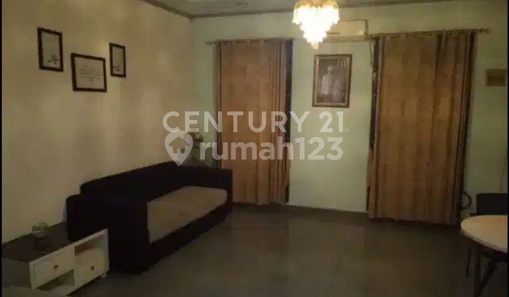 White Wood House in a Safe and Comfortable Neighborhood Close to MRT 2