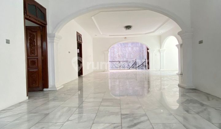 Rumah Mewah 2 Lantai dengan 4 Kamar Tidur di Tebet Rumah Mewah 2 Lantai dengan 4 Kamar Tidur di Tebet