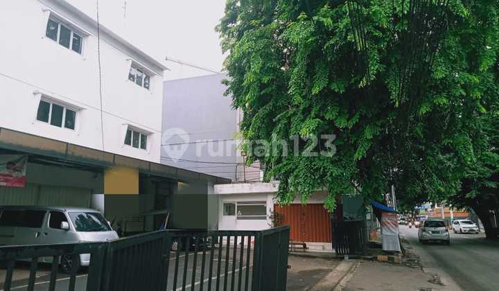 Disewakan Ruko 3lantai. Lokasi Stategis Hadap Jalan Raya.
